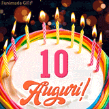 Un'animazione celebrativa di una torta di compleanno per i 10 anni, Le fiamme delle candeline tremolano e delle scintille brillano intorno, creando un'atmosfera festosa e magica.