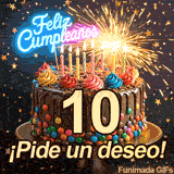 Un delicioso postre de chocolate con el número 10 en primer plano. Chispas festivas brotan de una bengala bajo una suave lluvia de confeti estrellado.
