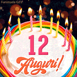 Un'animazione celebrativa di una torta di compleanno per i 12 anni, Le fiamme delle candeline tremolano e delle scintille brillano intorno, creando un'atmosfera festosa e magica.
