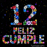 Sobre un fondo negro con puntos de luz y estrellas, figura el número 12 y el texto FELIZ CUMPLE, compuestos totalmente por diamantes de colores.