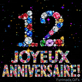 Le chiffre 12 et les mots Joyeux Anniversaire en cristaux colorés brillants, se détachant sur un fond noir rempli de petites étoiles animées.