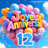Oscillant doucement au vent, ce groupe de ballons festifs affiche l'inscription Joyeux Anniversaire et le grand chiffre bleu 12 sous le ciel.