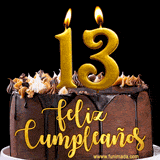 GIF de un pastel de chocolate con decoración de crema, velas doradas con el número 13 encendido, y un fondo negro elegante y cálido.