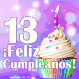Animación de un cupcake con cobertura blanca, confites de colores, una vela encendida y el número 13 en grande sobre un fondo púrpura con luces brillantes.
