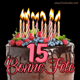GIF animé pour un 15e anniversaire avec un somptueux gâteau au chocolat décoré de baies fraîches, des bougies allumées et le texte '15 Bonne Fête!' en rouge.
