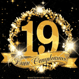 Il numero 19 è circondato da un anello dorato brillante, accompagnato da un nastro elegante con la scritta 'Buon Compleanno!' su uno sfondo scuro.