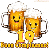Due boccali di birra sorridenti animati, con il numero 19 e la scritta 'Buon Compleanno!' in caratteri allegri su uno sfondo bianco.