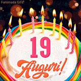 Un'animazione celebrativa di una torta di compleanno per i 19 anni, Le fiamme delle candeline tremolano e delle scintille brillano intorno, creando un'atmosfera festosa e magica.