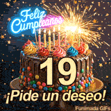Texto luminoso de Feliz Cumpleaños flotando sobre una tarta con el número 19. Destellos festivos y estrellas cayendo decoran el fondo oscuro.