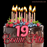 GIF animé pour un 19e anniversaire avec un somptueux gâteau au chocolat décoré de baies fraîches, des bougies allumées et le texte '19 Bonne Fête!' en rouge.