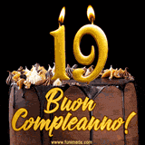 GIF animato con una torta al cioccolato decorata con crema, dettagli dorati e due candele accese che formano il numero 19. Messaggio 'Buon Compleanno' in scritta elegante.