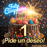 El número 1 dorado sobre un pastel de chocolate decorado. Una bengala encendida lanza chispas mientras caen estrellas junto al texto Feliz Cumpleaños.