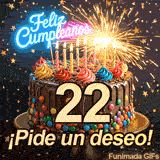 Tarta de celebración mostrando el dígito 22, iluminada por destellos. Estrellitas doradas caen sobre la frase festiva en un entorno lleno de magia.