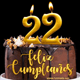 GIF de un pastel de chocolate con decoración de crema, velas doradas con el número 22 encendido, y un fondo negro elegante y cálido.