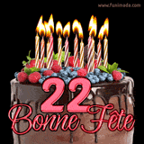 GIF animé pour un 22e anniversaire avec un somptueux gâteau au chocolat décoré de baies fraîches, des bougies allumées et le texte '22 Bonne Fête!' en rouge.