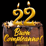 GIF animato con una torta al cioccolato decorata con crema, dettagli dorati e due candele accese che formano il numero 22. Messaggio 'Buon Compleanno' in scritta elegante.