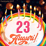 Un'animazione celebrativa di una torta di compleanno per i 23 anni, Le fiamme delle candeline tremolano e delle scintille brillano intorno, creando un'atmosfera festosa e magica.