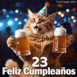 Frase 23 Feliz Cumpleaños junto a un simpático gato pelirrojo que lleva un conito festivo y levanta jarras llenas de cerveza rubia.