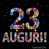 Il numero 23 e l'espressione Auguri disegnati da pietre preziose scintillanti su uno sfondo nero con piccole stelle luminose.