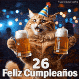 Fondo de destellos borrosos donde un gato rubio con cono a rayas brinda con dos cervezas. En letras blancas dice 26 Feliz Cumpleaños.
