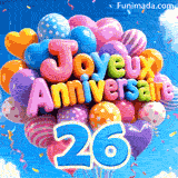 Des lettres ballons colorées formant Joyeux Anniversaire flottent doucement, accompagnées du grand chiffre bleu 26 attaché aux rubans.