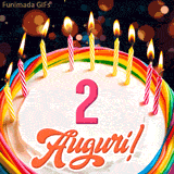 Un'animazione celebrativa di una torta di compleanno per i 2 anni, Le fiamme delle candeline tremolano e delle scintille brillano intorno, creando un'atmosfera festosa e magica.