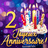 Image animée d'anniversaire 2 ans présentant un petit gâteau avec bougies allumées et le nombre 2 en or brillant.