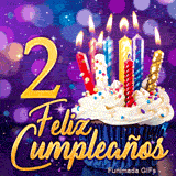 Imagen animada para el 2º cumpleaños mostrando un pastelito con velas brillantes y el número 2 en oro resplandeciente.