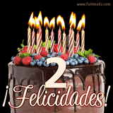 Animación de un pastel de chocolate decorado con frutas, velas encendidas y el número 2, acompañado de la palabra '¡Felicidades!' en elegante tipografía.