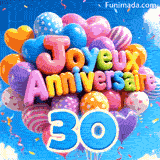 Se balançant dans la brise, un grand ensemble de ballons affiche les mots Joyeux Anniversaire et le grand chiffre bleu 30 attaché dessous.
