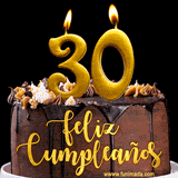 GIF de un pastel de chocolate con decoración de crema, velas doradas con el número 30 encendido, y un fondo negro elegante y cálido.