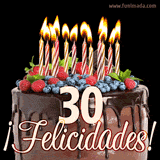 Animación de un pastel de chocolate decorado con frutas, velas encendidas y el número 30, acompañado de la palabra '¡Felicidades!' en elegante tipografía.