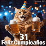 Texto 31 Feliz Cumpleaños sobrepuesto a un gato pelirrojo con gorro festivo que sostiene dos jarras de cerveza en un ambiente nocturno.