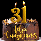 GIF de un pastel de chocolate con decoración de crema, velas doradas con el número 31 encendido, y un fondo negro elegante y cálido.