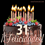 Animación de un pastel de chocolate decorado con frutas, velas encendidas y el número 31, acompañado de la palabra '¡Felicidades!' en elegante tipografía.