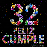 Frente a un fondo negro con luces destellantes, se posiciona el número 32 y el mensaje FELIZ CUMPLE creados con diamantes de varios colores.