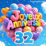 Le grand chiffre bleu 32 est suspendu sous un bouquet de ballons animés. Les ballons forment Joyeux Anniversaire dans un ciel nuageux.
