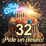 Pastel lleno de color con el número 32, iluminado por una brillante fuente de luz. Confeti de estrellas doradas decora el mensaje ¡Pide un deseo!.