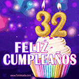 GIF animado de un cupcake decorado con confites, dos velas doradas encendidas formando el número 32, sobre un fondo púrpura brillante con destellos.