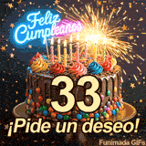 Torta de cumpleaños con el número 33. Una bengala encendida libera chispas intensas mientras caen estrellas doradas sobre el glaseado oscuro.