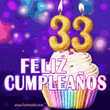 GIF animado de un cupcake decorado con confites, dos velas doradas encendidas formando el número 33, sobre un fondo púrpura brillante con destellos.