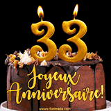 GIF animé pour un 33e anniversaire avec une élégante gâteau au chocolat, des bougies dorées formant le chiffre 33 et le texte 'Joyeux Anniversaire!' en écriture dorée.