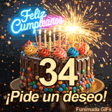 Destellos de luz iluminan un bizcocho que luce el número 34. Lluvia de estrellas y el letrero de Feliz Cumpleaños adornan la parte superior.