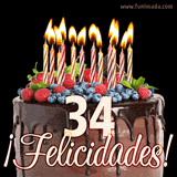 Animación de un pastel de chocolate decorado con frutas, velas encendidas y el número 34, acompañado de la palabra '¡Felicidades!' en elegante tipografía.