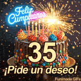 La cifra 35 resalta sobre una deliciosa tarta de chocolate. Las chispas de la bengala se mezclan con estrellas descendentes y textos festivos.