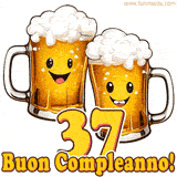 Due boccali di birra sorridenti animati, con il numero 37 e la scritta 'Buon Compleanno!' in caratteri allegri su uno sfondo bianco.