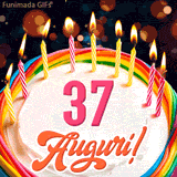 Un'animazione celebrativa di una torta di compleanno per i 37 anni, Le fiamme delle candeline tremolano e delle scintille brillano intorno, creando un'atmosfera festosa e magica.