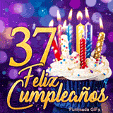 Tarjeta virtual animada 37 años: el número 37 en oro brillante junto a un dulce pastelito con velas encendidas.