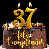 GIF de un pastel de chocolate con decoración de crema, velas doradas con el número 37 encendido, y un fondo negro elegante y cálido.