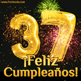 GIF animado con globos dorados en forma del número 37, acompañado de fuegos artificiales de colores y la frase '¡Feliz cumpleaños!' en letras vibrantes.